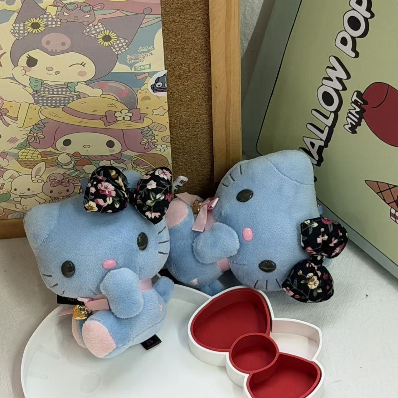 Blue Hello Kitty Floral Print  - огляд і ціна Good Floral & Wedding Decor Supply